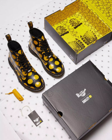 1460 SMILEY® SMOOTH LACE UP BOOTS